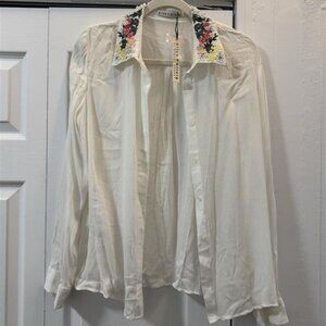 Alice & Olivia- White Button Up Shirt with Beautiful Floral Embroidered Collar
